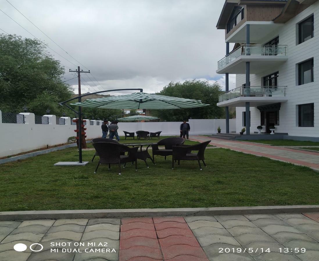 Hotel Kargil Heights Екстериор снимка